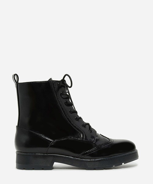 CHARLES & KEITH(チャールズ & キース)の「ブログディテールコンバットブーツ / BROGUE DETAIL COMBAT BOOTS(ブーツ・レディース・ホワイト/ブラック/マルチ・23.5cm/23cm/24.5cm)」の2枚目の写真