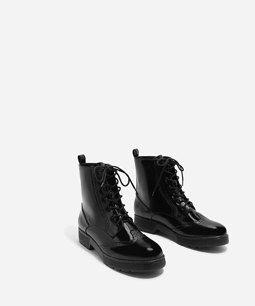 CHARLES & KEITH(チャールズ & キース)の「ブログディテールコンバットブーツ / BROGUE DETAIL COMBAT BOOTS(ブーツ・レディース・ホワイト/ブラック/マルチ・23.5cm/23cm/24.5cm)」の11枚目の写真