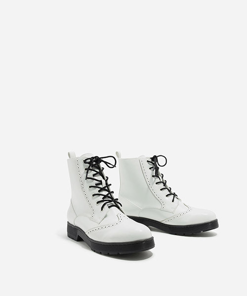 CHARLES & KEITH(チャールズ & キース)の「ブログディテールコンバットブーツ / BROGUE DETAIL COMBAT BOOTS(ブーツ・レディース・ホワイト/ブラック/マルチ・23.5cm/23cm/24.5cm)」の6枚目の写真