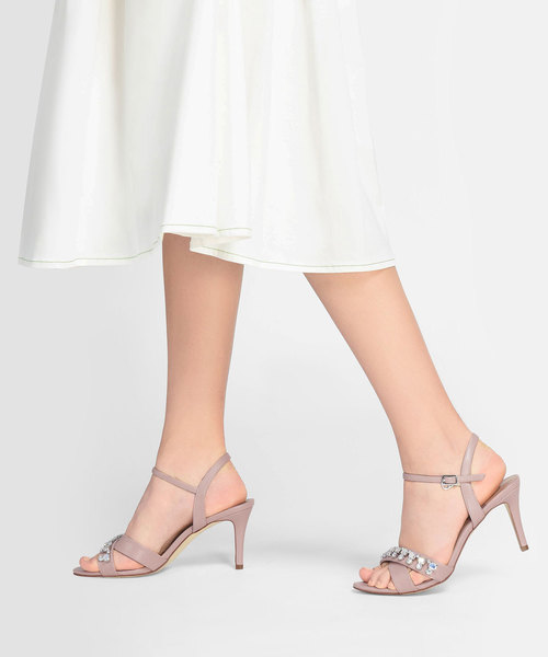 CHARLES & KEITH(チャールズ & キース)の「エンベリッシュクリスクロスサンダル / EMBELLISHED CRISS CROSS SANDALS(サンダル・レディース・ブラック/イエロー/アイボリー・24.5cm/25cm/23cm/23.5cm/22.5cm)」の10枚目の写真