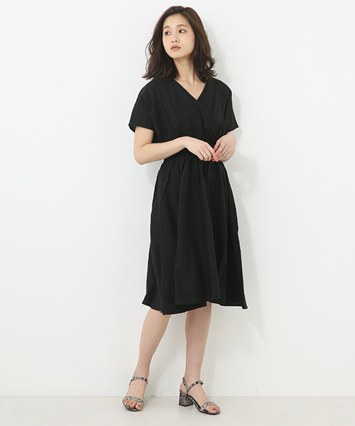 AZUL by moussy（アズールバイマウジー）の「麻レーヨンカシュクールワンピース（ワンピース・レディース・ブラック/ベージュ系その他/ライトブルー・MEDIUM/SMALL）」の2枚目の写真