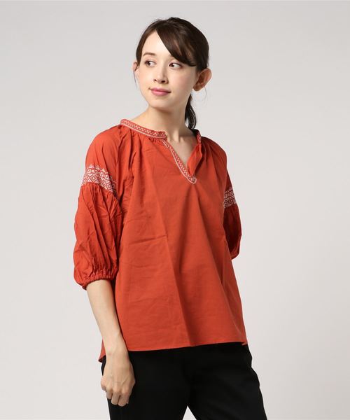 earth music&ecology(アースミュージックアンドエコロジー)の「・クロスステッチ刺繍ブラウス ●(シャツ/ブラウス・レディース・アイボリー/ブラック/ライトブラウン/テラコッタ・FREE)」の4枚目の写真