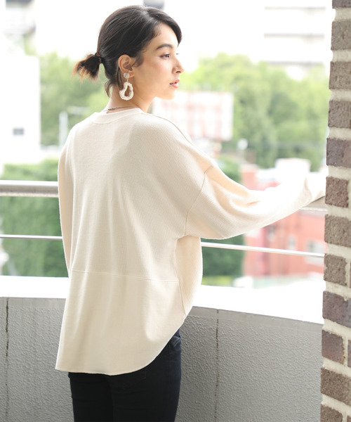 classicalelf（クラシカルエルフ）の「ラウンドヘム長袖サーマルロングTシャツ（Tシャツ/カットソー・レディース・ブラック/グレー/モカ/オフホワイト/ベージュ/ライトカーキ/グレイッシュブルー/モスグリーン・LARGE/MEDIUM/X-LARGE）」の12枚目の写真