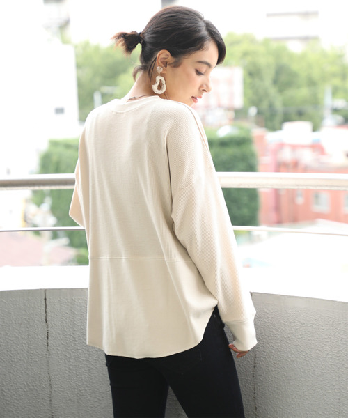 classicalelf（クラシカルエルフ）の「ラウンドヘム長袖サーマルロングTシャツ（Tシャツ/カットソー・レディース・ブラック/グレー/モカ/オフホワイト/ベージュ/ライトカーキ/グレイッシュブルー/モスグリーン・LARGE/MEDIUM/X-LARGE）」の9枚目の写真