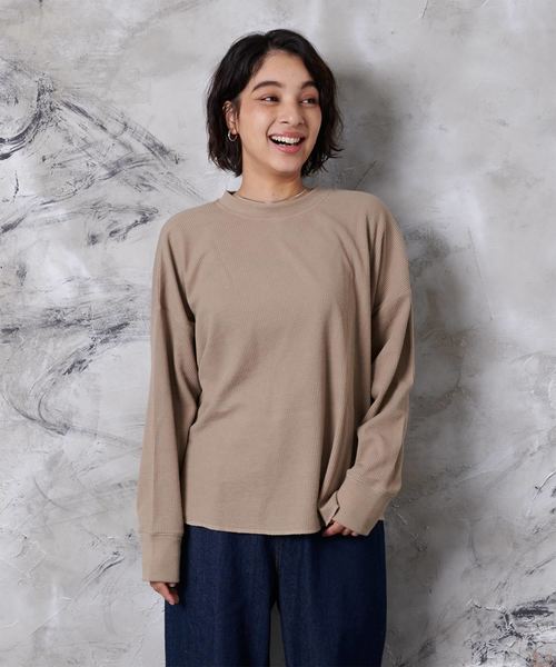 classicalelf（クラシカルエルフ）の「ラウンドヘム長袖サーマルロングTシャツ（Tシャツ/カットソー・レディース・ブラック/グレー/モカ/オフホワイト/ベージュ/ライトカーキ/グレイッシュブルー/モスグリーン・LARGE/MEDIUM/X-LARGE）」の17枚目の写真