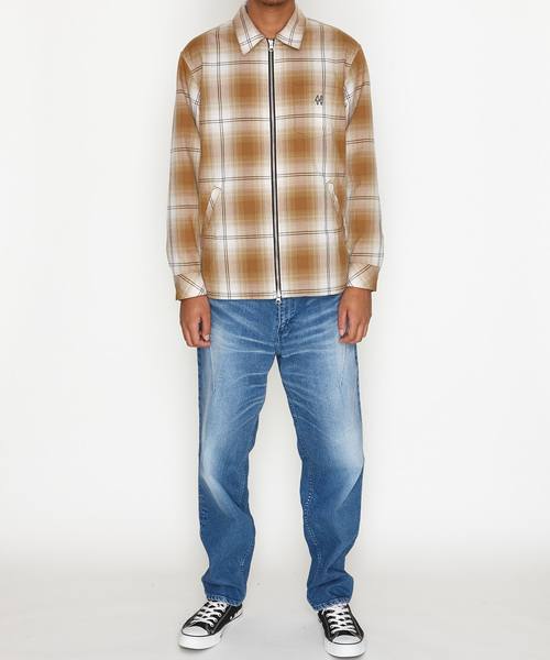 n(n) BY NUMBER (N)INE(エヌエヌバイナンバーナイン)の「WIDE TAPERED STRETCH DENIM JEANS(HARD WASH)(デニムパンツ・メンズ・ライトブルー・2/4/3)」の4枚目の写真