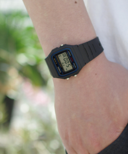 CASIO(カシオ)の「CASIO カシオ : F-91W F-91WG スタンダード デジタル スポーツウォッチ(デジタル腕時計・メンズ・ブラック×ブルー/ブラック×ゴールド/ブラック×グリーン・FREE)」の4枚目の写真