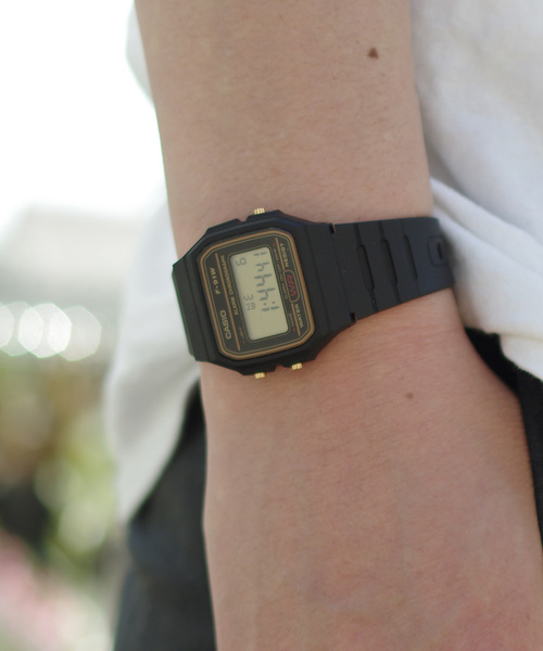 CASIO(カシオ)の「CASIO カシオ : F-91W F-91WG スタンダード デジタル スポーツウォッチ(デジタル腕時計・メンズ・ブラック×ブルー/ブラック×ゴールド/ブラック×グリーン・FREE)」の5枚目の写真
