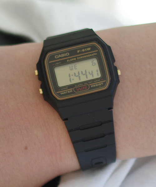 CASIO(カシオ)の「CASIO カシオ : F-91W F-91WG スタンダード デジタル スポーツウォッチ(デジタル腕時計・メンズ・ブラック×ブルー/ブラック×ゴールド/ブラック×グリーン・FREE)」の8枚目の写真