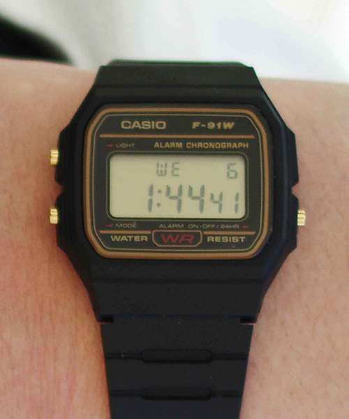 CASIO(カシオ)の「CASIO カシオ : F-91W F-91WG スタンダード デジタル スポーツウォッチ(デジタル腕時計・メンズ・ブラック×ブルー/ブラック×ゴールド/ブラック×グリーン・FREE)」の13枚目の写真