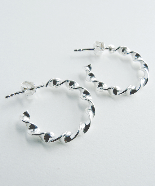 TONE SELECT GOODS(トーンセレクトグッズ)の「【925 SILVER ACC】クルーラーピアスSV925(OG)(ピアス(両耳用)・レディース・シルバー・FREE)」の2枚目の写真