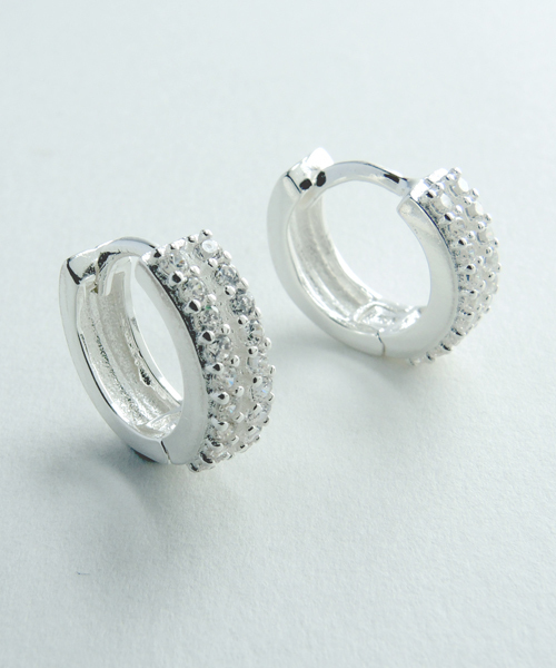 TONE SELECT GOODS(トーンセレクトグッズ)の「925 SILVER ACC/18StonesラウンドピアスSV925(OG)(ピアス(両耳用)・レディース・シルバー・FREE)」の2枚目の写真