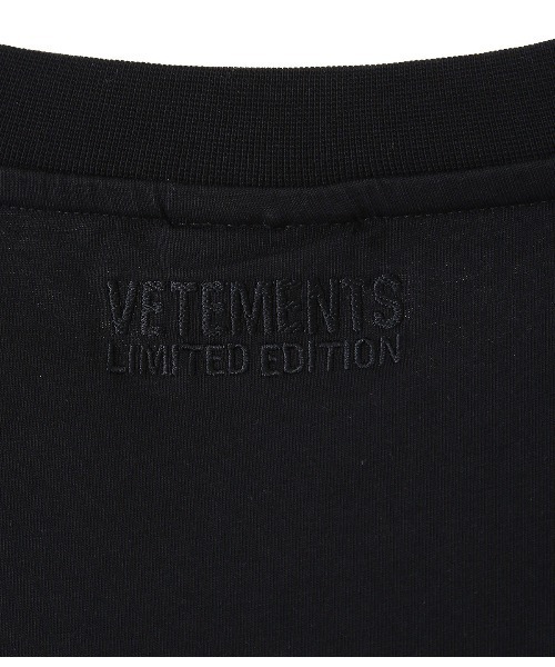 VETEMENTS（ヴェトモン）の「VETEMENTS / ヴェトモン：DOUBLE ANARCHY LOGO T-SHIRT：UA52TR490[RIP]（Tシャツ/カットソー・メンズ・ブラック×ホワイト・M/XS/S）」の7枚目の写真