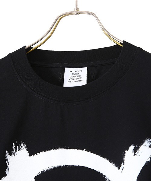 VETEMENTS（ヴェトモン）の「VETEMENTS / ヴェトモン：DOUBLE ANARCHY LOGO T-SHIRT：UA52TR490[RIP]（Tシャツ/カットソー・メンズ・ブラック×ホワイト・M/XS/S）」の10枚目の写真