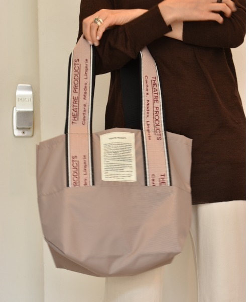THEATRE PRODUCTS(シアタープロダクツ)の「NYLON TOTE “MISSISSIPPI” -M-(トートバッグ・レディース・ベージュ/グレー/ブラウン・FREE)」の2枚目の写真