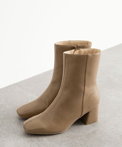 AMERICAN HOLIC（アメリカンホリック）の「ふっくらクッションチャンキーヒールショートブーツ（ブーツ・レディース・ブラウン/グレイッシュベージュ/ブラック/アイボリー・M/S/L）」の4枚目の写真