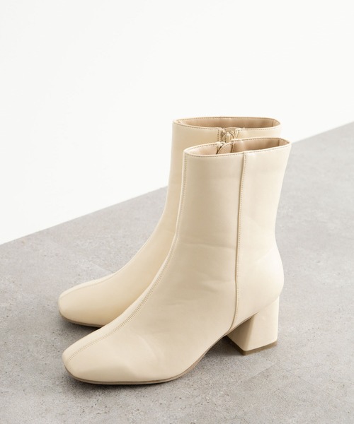 AMERICAN HOLIC（アメリカンホリック）の「ふっくらクッションチャンキーヒールショートブーツ（ブーツ・レディース・ブラウン/グレイッシュベージュ/ブラック/アイボリー・M/S/L）」の2枚目の写真