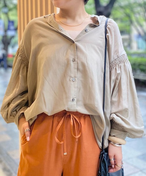 RIVE DROITE（リヴドロワ）の「ニュアンスカラーで上品な印象に　綿シルクシャーリングブラウス（シャツ/ブラウス・レディース・ベージュ/ブラウン/オフホワイト・FREE）」の3枚目の写真