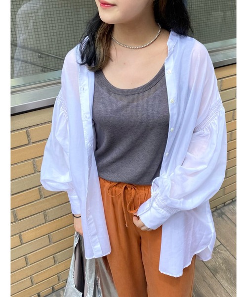 RIVE DROITE（リヴドロワ）の「ニュアンスカラーで上品な印象に　綿シルクシャーリングブラウス（シャツ/ブラウス・レディース・ベージュ/ブラウン/オフホワイト・FREE）」の2枚目の写真