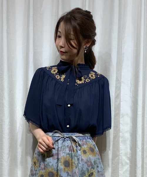 axes femme（アクシーズファム）の「ひまわり刺繍楊柳ブラウス