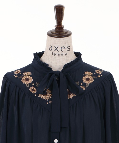 axes femme（アクシーズファム）の「ひまわり刺繍楊柳ブラウス