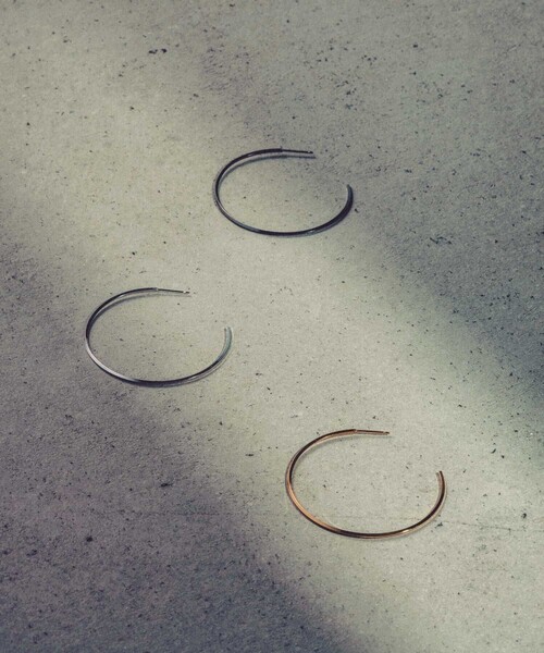 and cloud(アンドクラウド)の「Hoop Pierce L / Single(ピアス(片耳用)・レディース・シルバー/ブラック/イエローゴールド・FREE)」の3枚目の写真