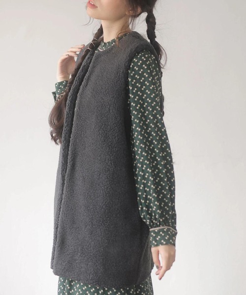 ELENCARE DUE（エレンカーレデュエ）の「・ELENCARE DUE ボアロングベスト＊（ベスト・レディース・ベージュ/チャコールグレー/カーキ・FREE）」の2枚目の写真