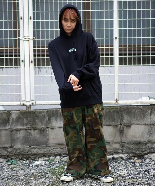 AVIREX(アヴィレックス)の「【直営店限定】バンダナ ボックス ロゴ パーカー / BANDANA PRINT BOX LOGO PARKA Ⅱ / アヴィレックス(パーカー・レディース・ブラック/レッド/ブラック系その他/レッド系その他・MEDIUM/LARGE/X-LARGE/XX-LARGE)」の16枚目の写真