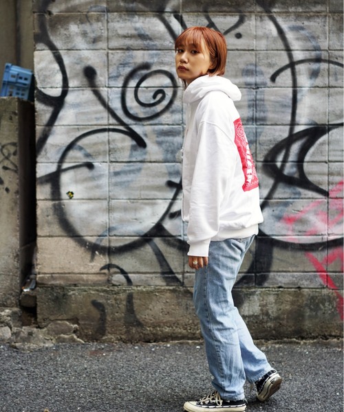 AVIREX(アヴィレックス)の「【直営店限定】バンダナ ボックス ロゴ パーカー / BANDANA PRINT BOX LOGO PARKA Ⅱ / アヴィレックス(パーカー・レディース・ブラック/レッド/ブラック系その他/レッド系その他・MEDIUM/LARGE/X-LARGE/XX-LARGE)」の21枚目の写真