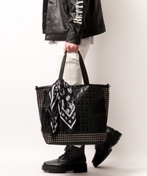 BLACK JACKALL CROWN（ブラックジャッカルクラウン）の「BLACK JACKALL CROWN エンボス スカル スタッズ デコレーション 2WAY ショルダー トートバッグ ポーチ付き（トートバッグ・メンズ）」