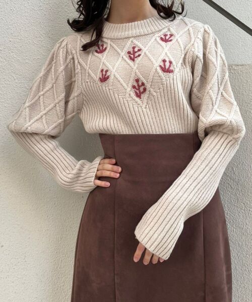 MAJESTIC LEGON（マジェスティックレゴン）の「クラシカルエンブロイダリーニット（ニット/セーター・レディース・ブラック/グレー/アイボリー・MEDIUM）」の4枚目の写真