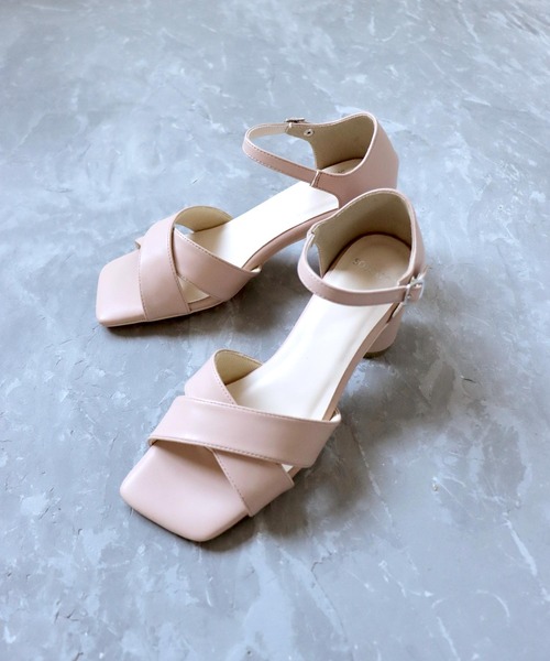 SOROTTO（ソロット）の「ラウンドヒールのクロスストラップスクエアトゥサンダル（サンダル・レディース・ホワイト/ブラック/ブラウン/ピンク/イエロー・22.5cm/23.5cm/24.5cm/23.0cm/24.0cm）」の5枚目の写真