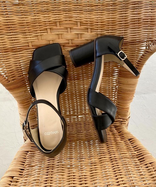 SOROTTO（ソロット）の「ラウンドヒールのクロスストラップスクエアトゥサンダル（サンダル・レディース・ホワイト/ブラック/ブラウン/ピンク/イエロー・22.5cm/23.5cm/24.5cm/23.0cm/24.0cm）」の2枚目の写真