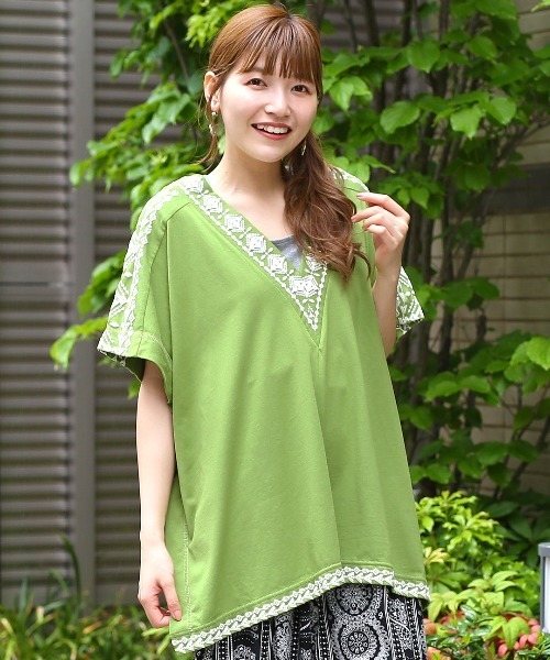 チチカカ（チチカカ）の「リサイクル素材ｘキカプリントチュニック（チュニック・レディース・ホワイト/パープル/グリーン・FREE）」の2枚目の写真