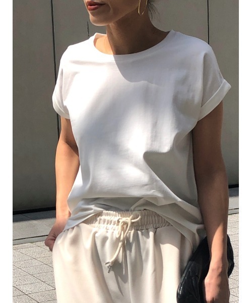 ulu(ウル)の「roundneck roll up Tshirt(Tシャツ/カットソー・レディース・ホワイト・FREE)」の2枚目の写真