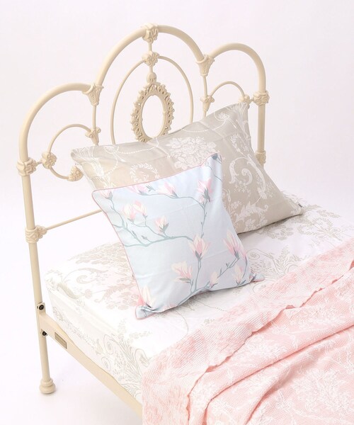 新品♡ローラアシュレイクッションPenzance Printed Cushion LAURA ASHLEY（ローラアシュレイ）の「ボタニカル刺しゅうクッション