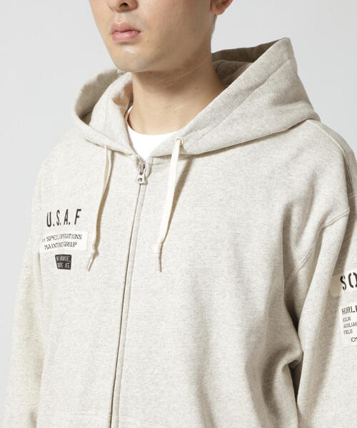 AVIREX（アヴィレックス）の「《AVIREX REBUILD COLLECTION》ステンシル パッチ ジップ パーカー / STENCIL PATCH ZIP PARKA / アヴィレックス / AVIREX（パーカー・メンズ・グレー/ホワイト系2/ブラック・M/L/2XL/XL）」の15枚目の写真