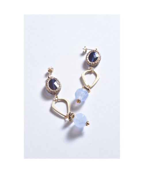 tone(トーン)の「【Astyle】blue×goldピアス(MA)(ピアス(両耳用)・レディース・ブルー・FREE)」の1枚目の写真