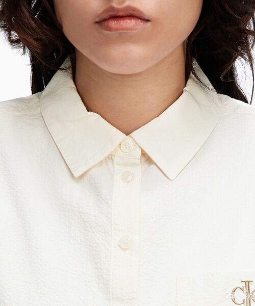Calvin Klein(カルバン・クライン)の「ボクシーシアサッカーシャツ(シャツ/ブラウス・レディース・ホワイト・M/S/XS)」の2枚目の写真