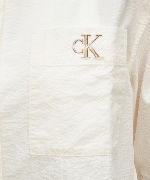 Calvin Klein(カルバン・クライン)の「ボクシーシアサッカーシャツ(シャツ/ブラウス・レディース・ホワイト・M/S/XS)」の8枚目の写真
