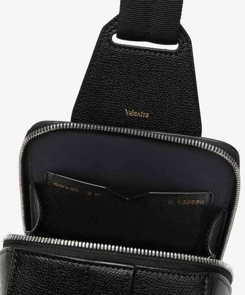 Valextra(ヴァレクストラ)の「Vライン ワンショルダー バックパック ミニ(バックパック/リュック・メンズ・グレー系2/ブラック・ONE SIZE)」の5枚目の写真