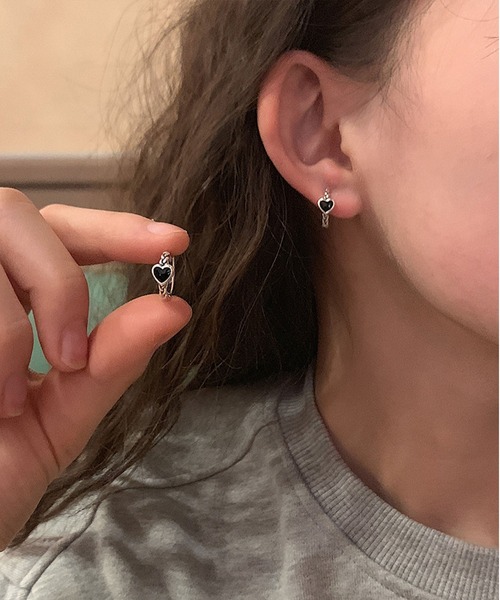 LA VORAGINE(ラ ヴォラジネ)の「アレルギー対応ミニピアス(ピアス(両耳用)・レディース・シルバー・FREE)」の1枚目の写真