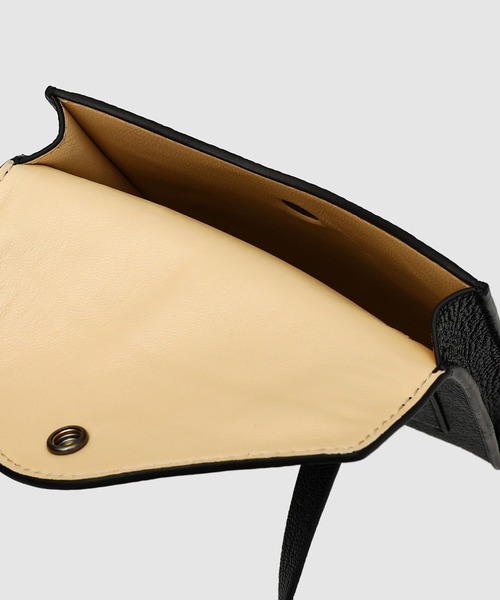 LEMAIRE（ルメール）の「ENVELOPPE WITH STRAP（ショルダーバッグ・メンズ・カーキ/ブラック/ホワイト・OS）」の9枚目の写真