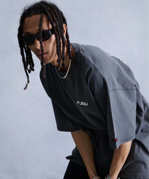 FUBU( フブ)の「FUBU フブ ブランド クラシック 筆記体 ロゴ クラック プリント 刺繍 アメカジ 半袖 Tシャツ ティーシャツ(Tシャツ/カットソー・メンズ・オフホワイト/スミクロ/カモフラージュ・XXL/XL/L/M)」の2枚目の写真