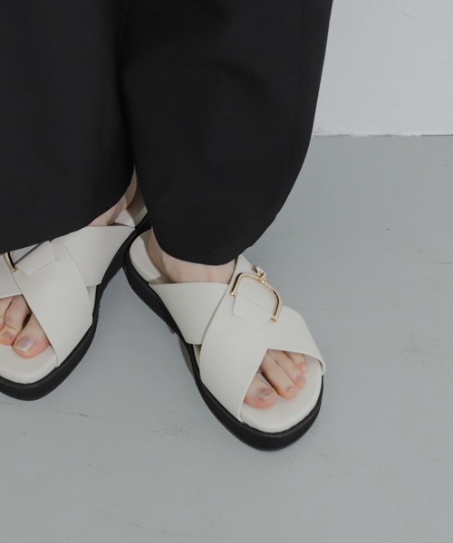 SENSE OF PLACE by URBAN RESEARCH（センスオブプレイスバイアーバンリサーチ）の「ビッグバックルサンダル（サンダル・レディース・アイボリー/ブラック/ブラウン・MEDIUM/LARGE/SMALL）」の2枚目の写真