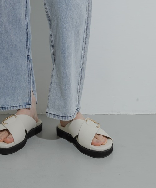SENSE OF PLACE by URBAN RESEARCH（センスオブプレイスバイアーバンリサーチ）の「ビッグバックルサンダル（サンダル・レディース・アイボリー/ブラック/ブラウン・MEDIUM/LARGE/SMALL）」の7枚目の写真