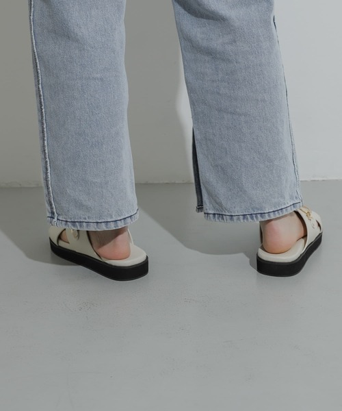 SENSE OF PLACE by URBAN RESEARCH（センスオブプレイスバイアーバンリサーチ）の「ビッグバックルサンダル（サンダル・レディース・アイボリー/ブラック/ブラウン・MEDIUM/LARGE/SMALL）」の6枚目の写真