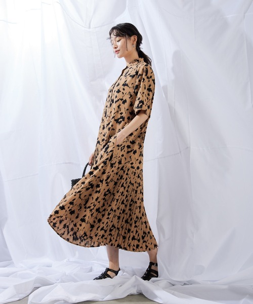 ear PAPILLONNER（イアパピヨネ）の「《羽織としても使える》斜めプリーツワンピース【SUM1 STYLE】（シャツワンピース・レディース・キャメル/ネイビー・FREE）」の11枚目の写真