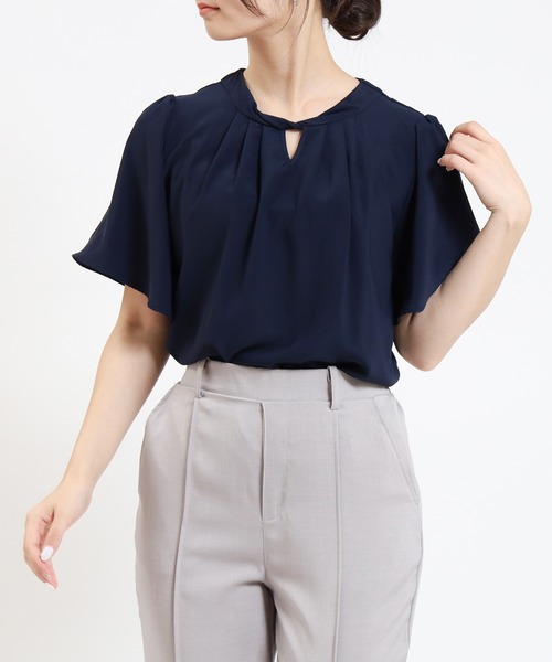 TRUDEA(トルディア)の「ツイストネック半袖ブラウス(シャツ/ブラウス・レディース・ホワイト×ブラック/ブルー/ホワイト/ネイビー・MEDIUM/LARGE)」の1枚目の写真