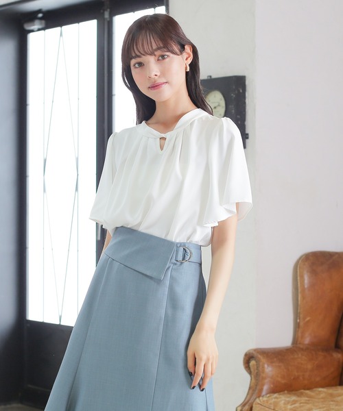 TRUDEA(トルディア)の「ツイストネック半袖ブラウス(シャツ/ブラウス・レディース・ホワイト×ブラック/ブルー/ホワイト/ネイビー・MEDIUM/LARGE)」の2枚目の写真